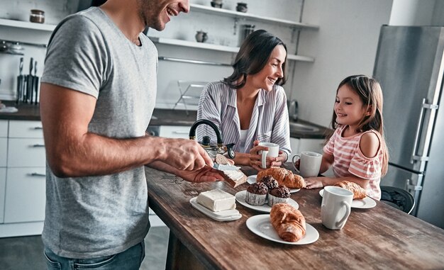 Família feliz comendo pão